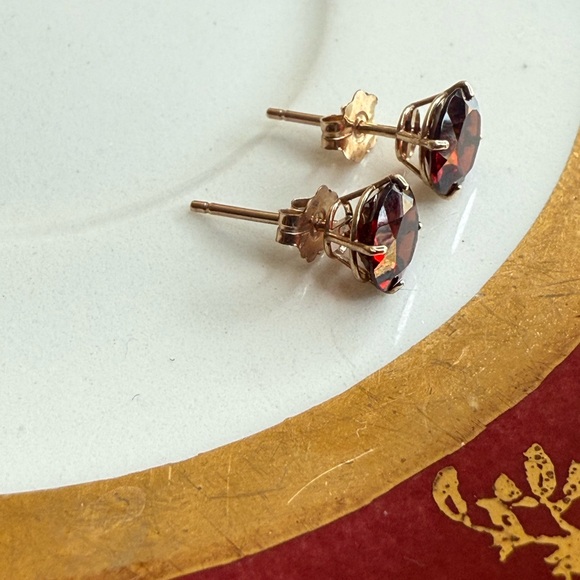 Elegant 10KT Gold and Garnet Stud Earrings - Picture 4 of 7